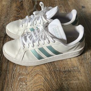 Adidas grand court sneaker: vision metallic halo blue